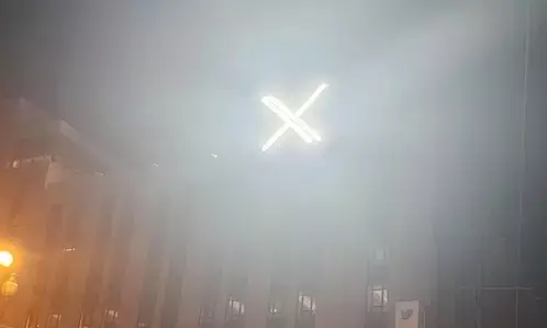 शिकायत के बाद मुख्यालय से एक्स लोगो हटाया