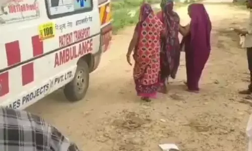 जननी एक्सप्रेस के नहीं पहुंचने पर अस्पताल बाइक से ले जाई जा रही थी प्रसूता, प्रसव वेदना बढ़ने पर सड़क किनारे करानी पड़ी डिलेवरी