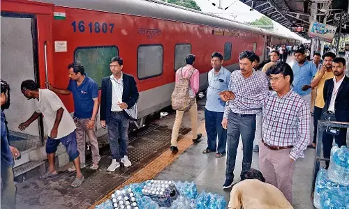 कार्रवाई : सीनियर डीसीएम ने अलसुबह पवन एक्सप्रेस में सिहोरा से जबलपुर मुख्य स्टेशन के बीच की जाँच