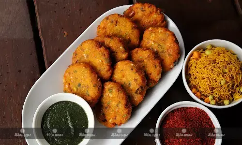 इस मानसून जरुर ट्राई करें भुट्टे के बड़े, इस आसन रेसिपी से