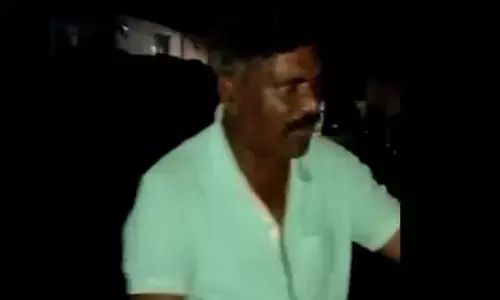रक्षक बना भक्षक : शराब ने नशे में धुत पुलिसकर्मी ने महिला से की छेड़छाड़-वीडियो वायरल रक्षक बना भक्षक : शराब ने नशे में धुत पुलिसकर्मी ने महिला से की छेड़छाड़-वीडियो वायरल