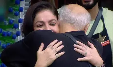 बिग बॉस ओटीटी 2: पूजा से मिलने घर में आए महेश भट्ट, एल्विश से की दिल खोलकर बात बिग बॉस ओटीटी 2: पूजा से मिलने घर में आए महेश भट्ट, एल्विश से की दिल खोलकर बात