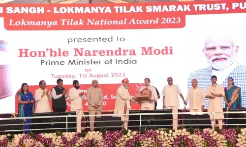 शरद पवार ने पीएम मोदी की पीठ पर रखा हाथ, चाचा- भतीजे के बीच की दूरियां भी साफ झलकी