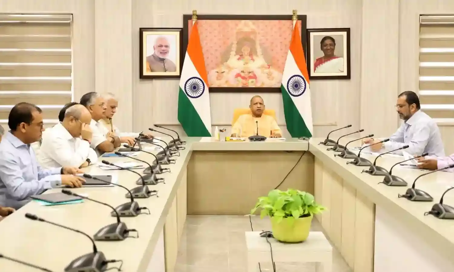 आइकॉनिक बिल्डिंग के तौर पर हो वाराणसी, गोरखपुर के कमिश्नरी कार्यालयों की पहचान: योगी