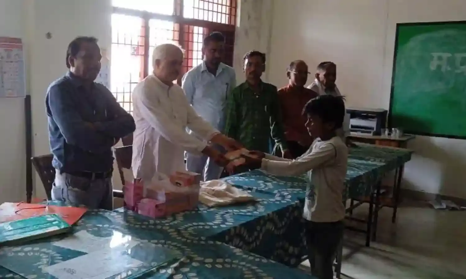 प्रतिभाशाली छात्र-छात्राओं को किया गया पुरूस्कृत