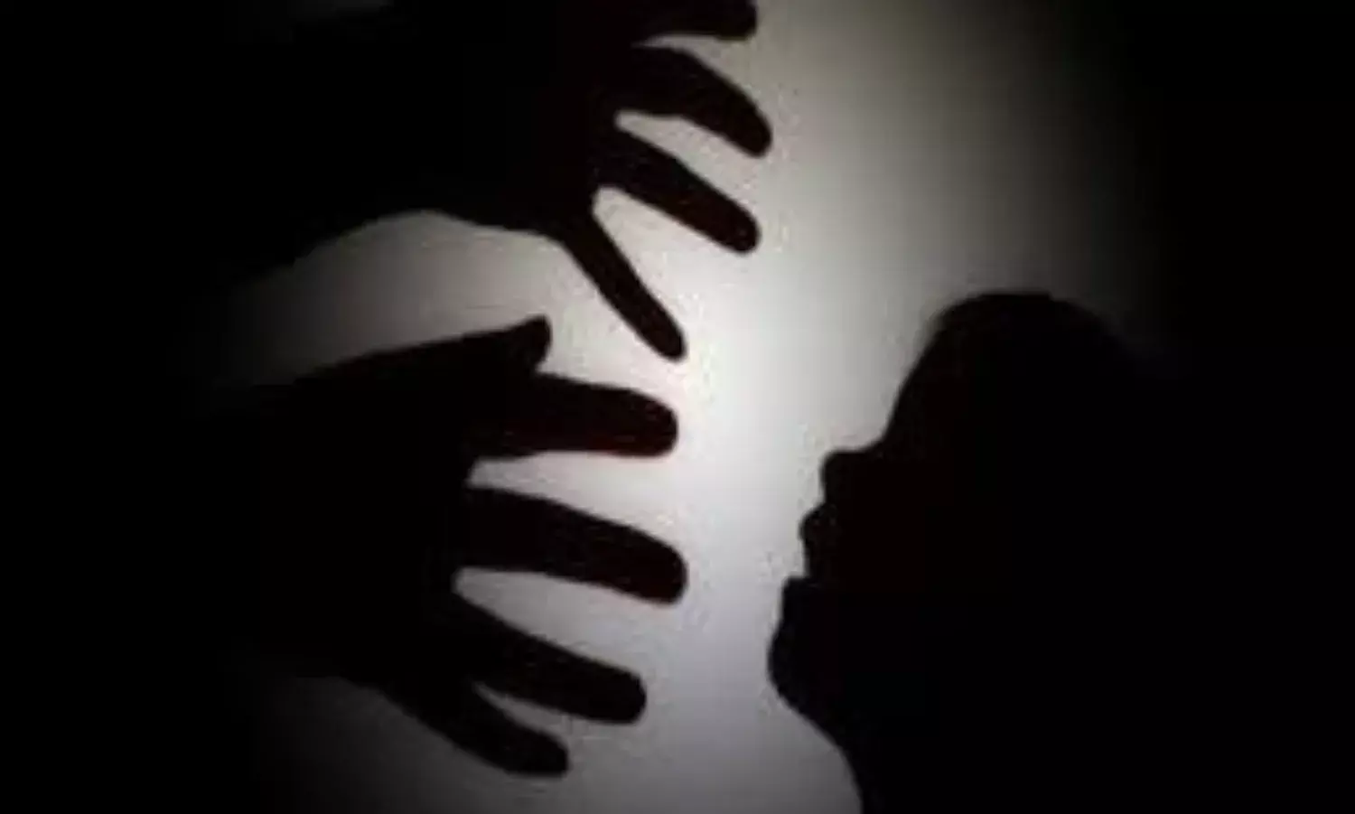 चाचा-भतीजी के रिश्ते को किया कलंकित