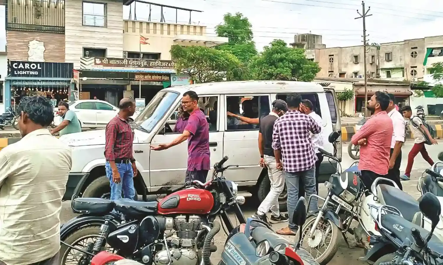 20 हजार रुपए की रिश्वत लेते स्वास्थ्य निरीक्षक व अभियंता गिरफ्तार