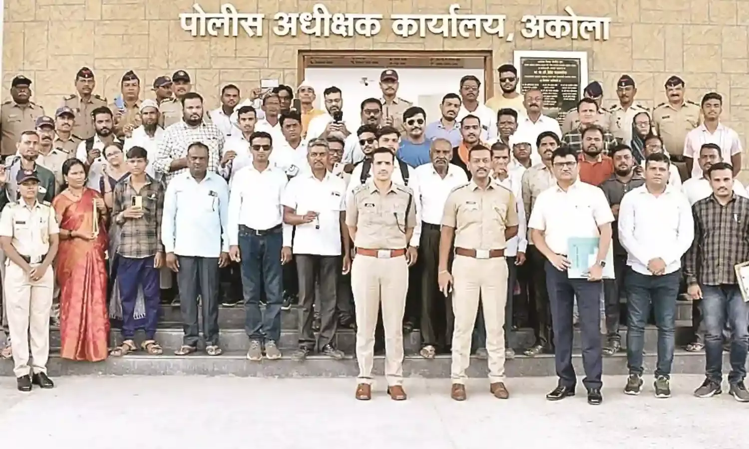 चोरों से बरामद की गई सामग्री पुलिस ने मूल मालिकों को लौटाई