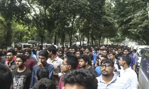 मप्र में नर्सिंग की परीक्षाएं कराने की मांग को लेकर छात्र सड़क पर उतरे मप्र में नर्सिंग की परीक्षाएं कराने की मांग को लेकर छात्र सड़क पर उतरे