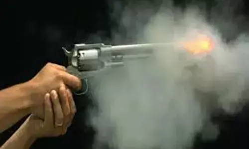 पिस्तौल लेकर महिला का पीछा कर रहा था अपराधी, पुलिस को देखकर भागा पिस्तौल लेकर महिला का पीछा कर रहा था अपराधी, पुलिस को देखकर भागा