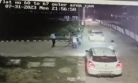 दो कार सवारों ने प्रॉपर्टी कारोबारी को लूटा, सीसीटीवी में कैद हुई घटना