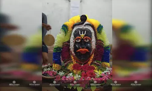 शिव मंदिर में सजाई गई भगवान महाकाल की झांकी शिव मंदिर में सजाई गई भगवान महाकाल की झांकी