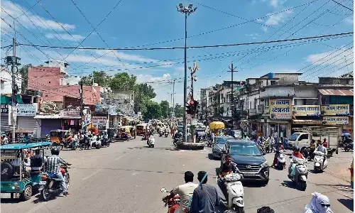 जिन चौराहों, सड़कों पर ट्रैफिक का ज्यादा लोड वहाँ बनाए जाने थे फ्लाईओवर, स्वीकृत कहीं और हो गए