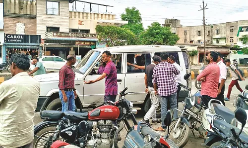 20 हजार रुपए की रिश्वत लेते स्वास्थ्य निरीक्षक व अभियंता गिरफ्तार