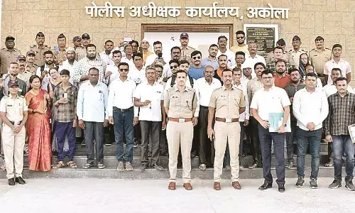 चोरों से बरामद की गई सामग्री पुलिस ने मूल मालिकों को लौटाई