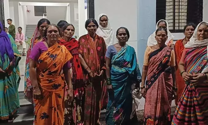 अवैध शराब विक्रेता ने की महिला की लात-घूसों से पिटाई अवैध शराब विक्रेता ने की महिला की लात-घूसों से पिटाई