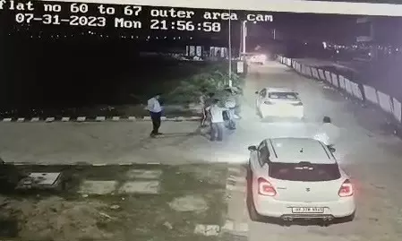 दो कार सवारों ने प्रॉपर्टी कारोबारी को लूटा, सीसीटीवी में कैद हुई घटना दो कार सवारों ने प्रॉपर्टी कारोबारी को लूटा, सीसीटीवी में कैद हुई घटना