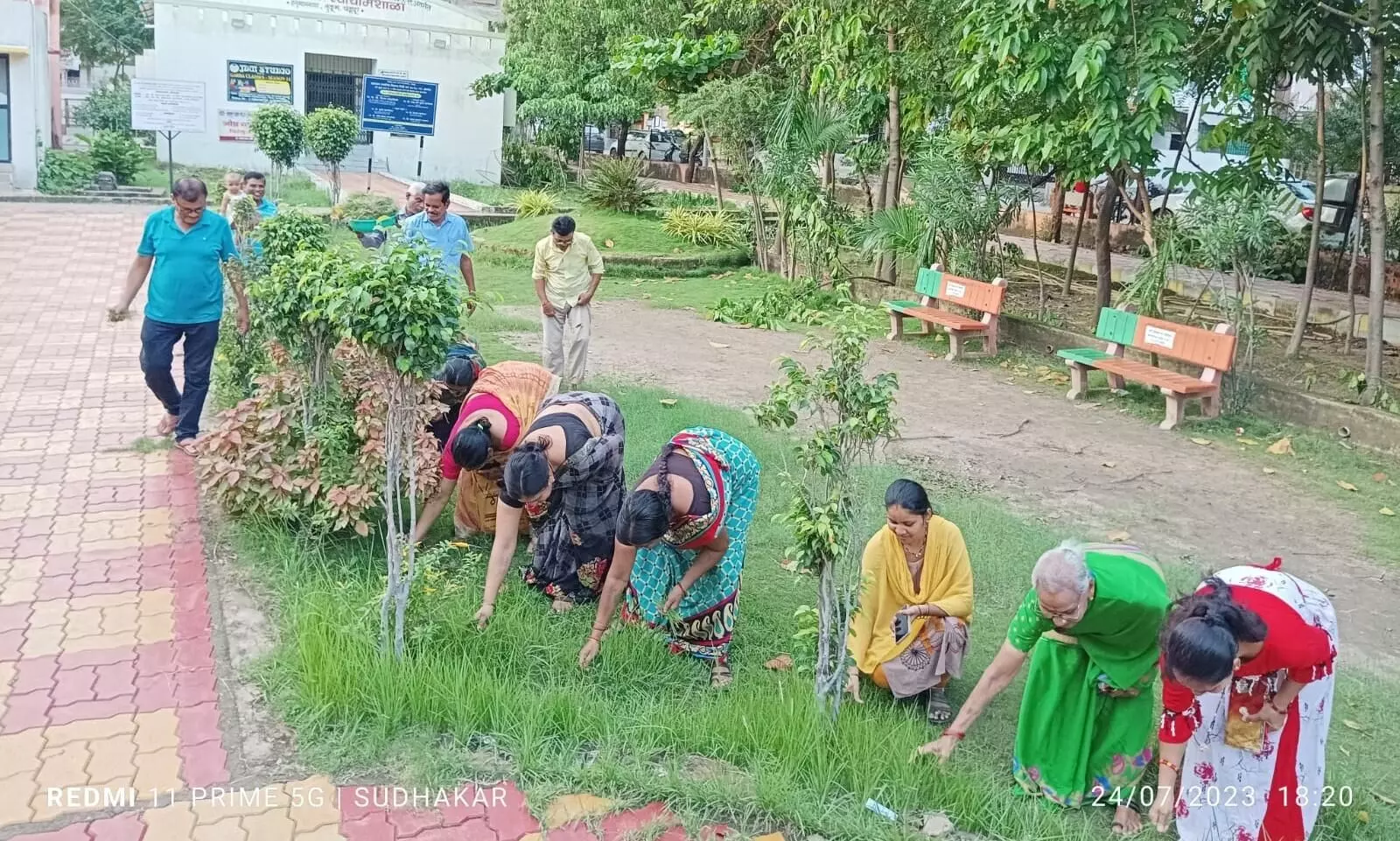 चंद्रपुर शहर की सफाई में जुटे हजारों हाथ चंद्रपुर शहर की सफाई में जुटे हजारों हाथ