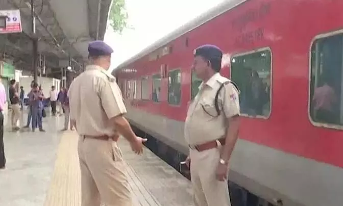 हाई रिस्क पर हो रही है हजारों रेल यात्रियों की सुरक्षा, हथियार धारक जवानों का नहीं होता कोई स्ट्रेस टेस्ट हाई रिस्क पर हो रही है हजारों रेल यात्रियों की सुरक्षा, हथियार धारक जवानों का नहीं होता कोई स्ट्रेस टेस्ट