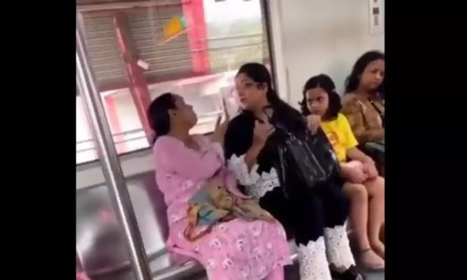 दिल्ली मेट्रो बनी दंगल का मैदान, सीट को लेकर भिड़ी दो महिलाएं, जमकर हुआ बवाल, देखें वीडियो
