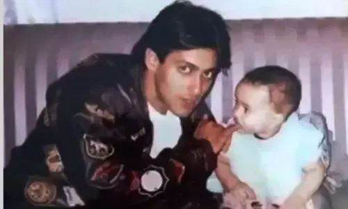 सलमान ने बहन अर्पिता की उंगली चूसते हुए पुरानी तस्वीर साझा की सलमान ने बहन अर्पिता की उंगली चूसते हुए पुरानी तस्वीर साझा की