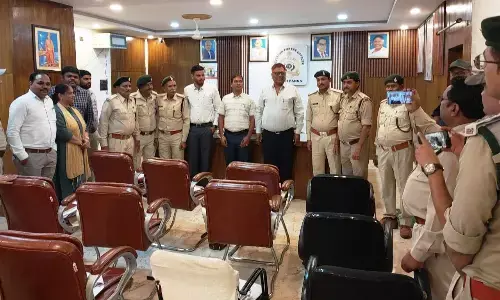 पदोन्नत कार्यवाहक वनपालों को लगाया गया स्टार