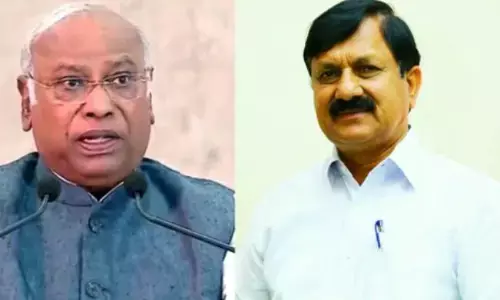 प्रियांक खड़गे ने पिता की त्वचा के रंग को लेकर भाजपा नेता की टिप्पणी पर कहा : मनुस्मृति का युग नहीं, बाबासाहेब के संविधान का युग है   प्रियांक खड़गे ने पिता की त्वचा के रंग को लेकर भाजपा नेता की टिप्पणी पर कहा : मनुस्मृति का युग नहीं, बाबासाहेब के संविधान का युग है