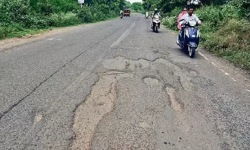 व्हीकल मोड़-न्यू शोभापुर मार्ग जर्जर, चलने लायक नहीं बची सड़क, जिम्मेदार खामोश व्हीकल मोड़-न्यू शोभापुर मार्ग जर्जर, चलने लायक नहीं बची सड़क, जिम्मेदार खामोश
