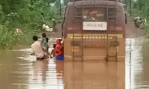 पन्ना-पहाडीखेरा मार्ग पर ग्राम इटवां के समीप सडक़ में भरा चार फिट पानी