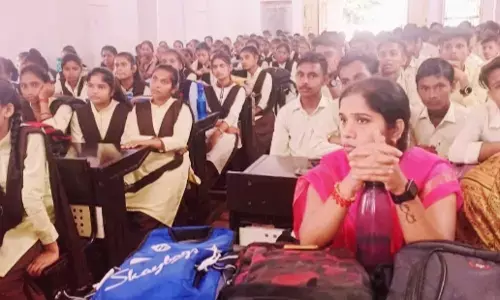 पुलिस ने दी छात्र-छात्राओं को साइबर सुरक्षा की जानकारी