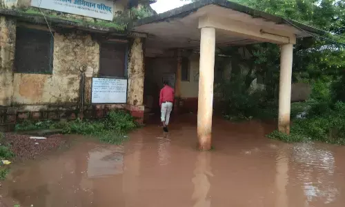 श्रम विभाग के कार्यालय के प्रवेश द्वार में भरा पानी