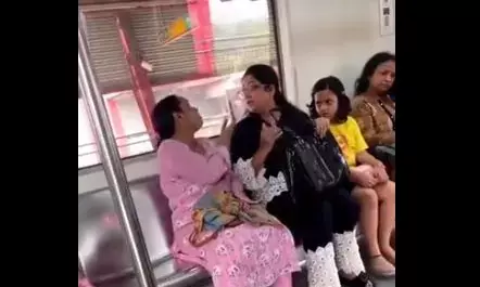 दिल्ली मेट्रो बनी दंगल का मैदान, सीट को लेकर भिड़ी दो महिलाएं, जमकर हुआ बवाल, देखें वीडियो दिल्ली मेट्रो बनी दंगल का मैदान, सीट को लेकर भिड़ी दो महिलाएं, जमकर हुआ बवाल, देखें वीडियो