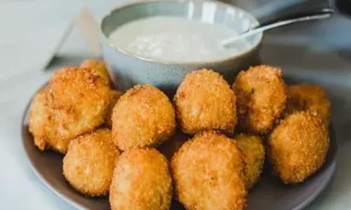 अगर रेगुलर नाश्ते से हो गए बोर, तो इस आसान रेसिपी से बनाए पनीर चीज़ बॉल्स रेसिपी