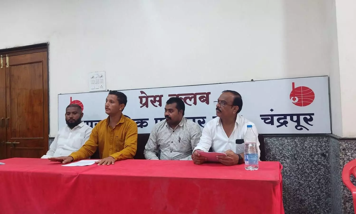 फर्जी बीज विक्रेताओं के खिलाफ कार्रवाई करें फर्जी बीज विक्रेताओं के खिलाफ कार्रवाई करें