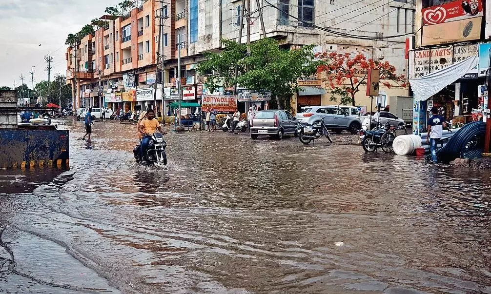 शहर में जगह-जगह भरा पानी, सिस्टम दिखा फेल शहर में जगह-जगह भरा पानी, सिस्टम दिखा फेल