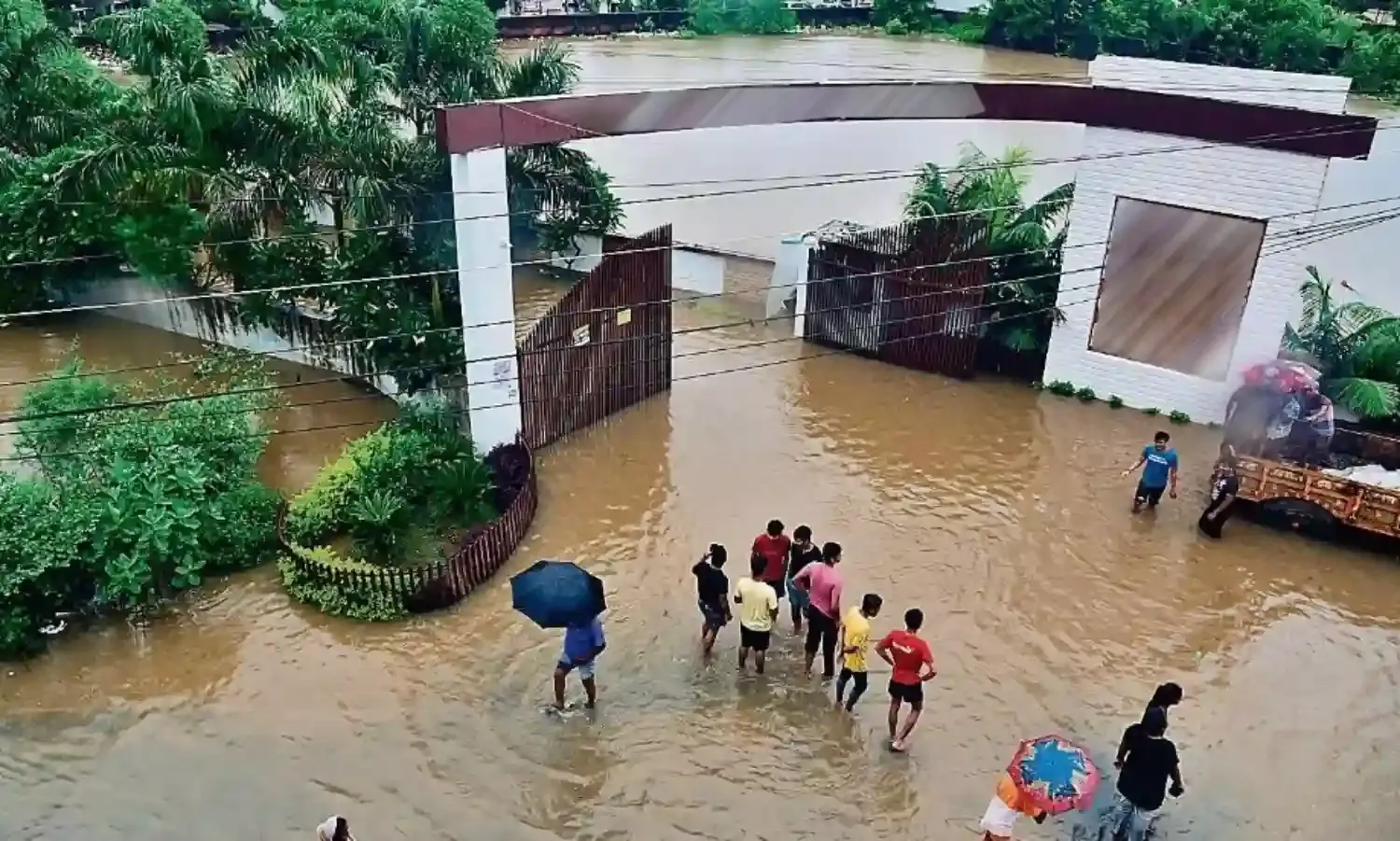 पानी-पानी हुआ शहर, कई जगह सड़कें जलमग्न, घरों में घुसा पानी, लोग बेहाल