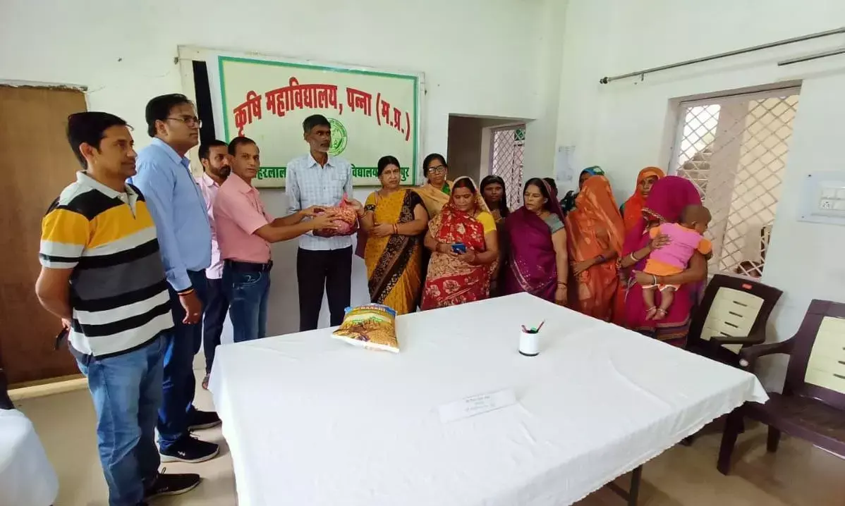 कृषि महाविद्यालय में क्षय रोगियों को वितरित किया गया पौष्टिक आहार