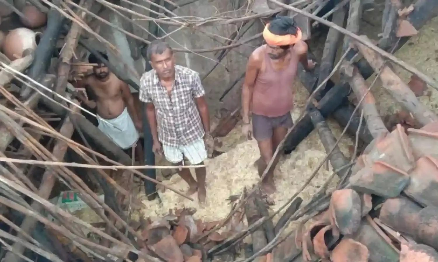बारिश में गिरा गरीब का आशियाना