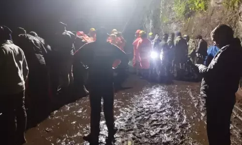 गौरीकुंड में डाट पुलिया के पास भूस्खलन, 13 लापता गौरीकुंड में डाट पुलिया के पास भूस्खलन, 13 लापता