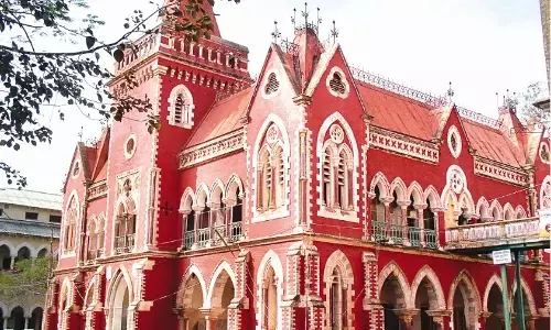 पहले करना पड़ा इंतजार और जब मीटिंग हाॅल खुला तो मिली गंदगी