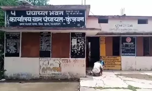 भवन खस्ताहाल होने से पंचायत भवन में चल रही आंगनबाड़ी