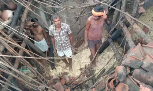 बारिश में गिरा गरीब का आशियाना