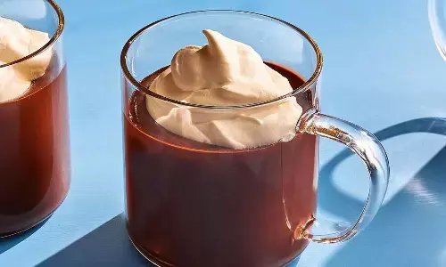 फ्रेंडशिप डे पर अपने दोस्तों को बनाकर खिलाएं हॉट चॉकलेट, दोस्ती में घुल जाएगी और भी मिठास