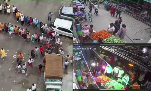 गाजियाबाद की सोसाइटी में टमाटर खरीदने के लिए लगी लंबी लाइन, दूसरी ओर हुई मारपीट गाजियाबाद की सोसाइटी में टमाटर खरीदने के लिए लगी लंबी लाइन, दूसरी ओर हुई मारपीट