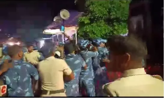 धरने पर बैठे भाजपा कार्यकर्ताओं को पुलिस ने बलपूर्वक उठाया धरने पर बैठे भाजपा कार्यकर्ताओं को पुलिस ने बलपूर्वक उठाया