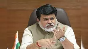 औद्योगिक परियोजनाओं के महाराष्ट्र से बाहर जाने की बात गलत औद्योगिक परियोजनाओं के महाराष्ट्र से बाहर जाने की बात गलत
