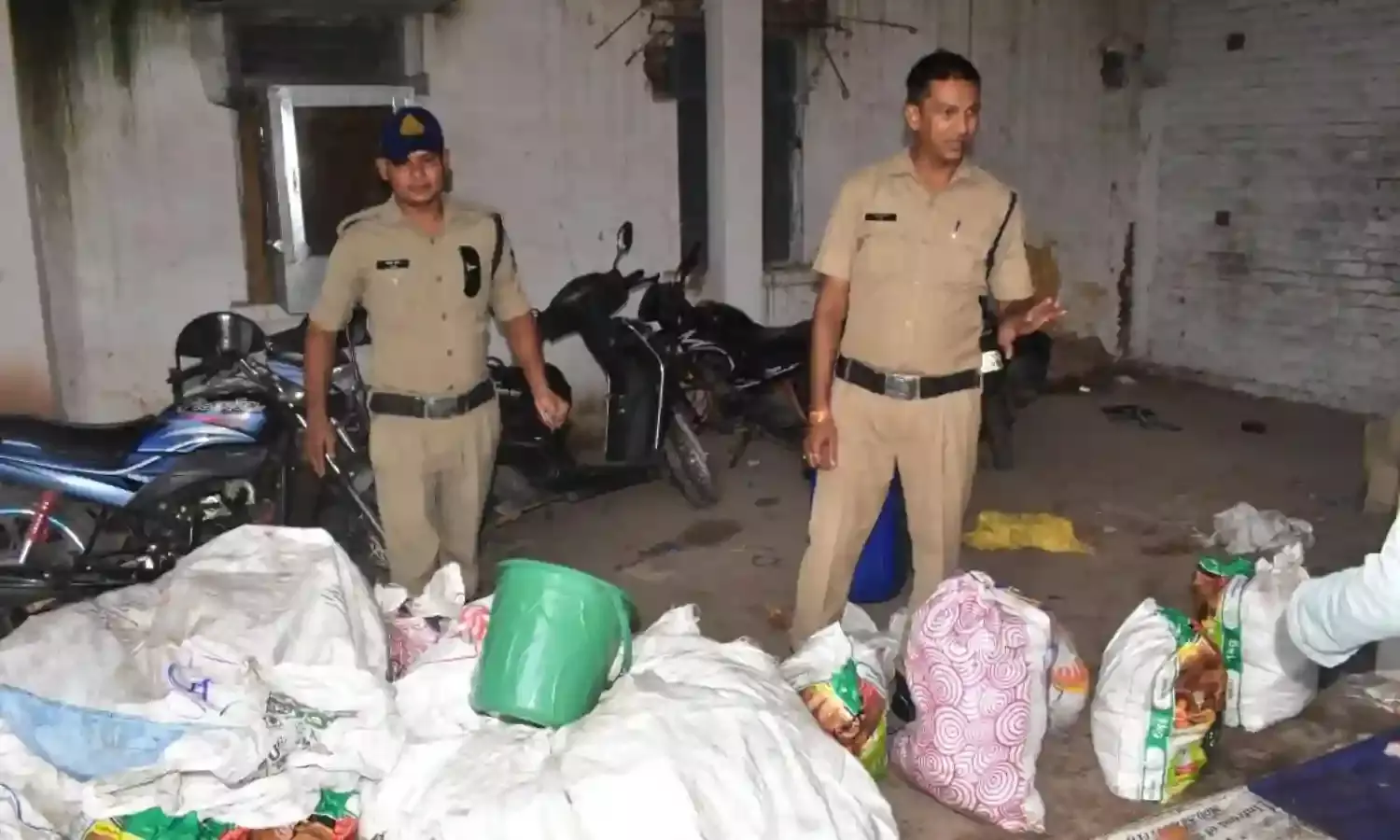 ब्रांडेड कंपनियों की आड़ में मिलावटी नमक और तेल के व्यापार का खुलासा