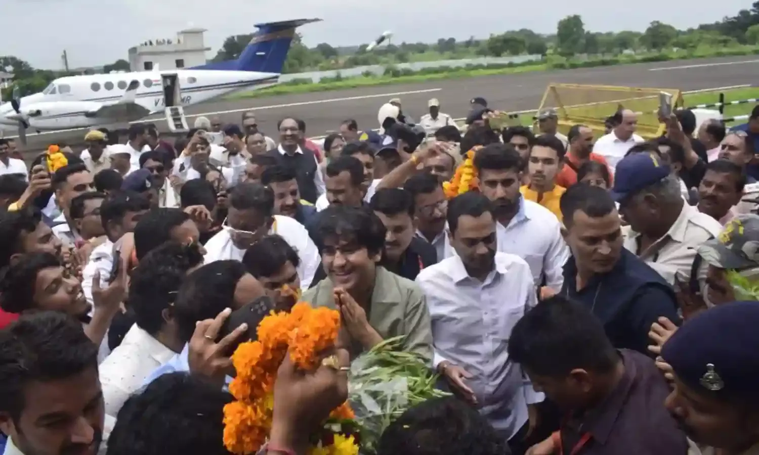 बागेश्वर सरकार पहुंचे छिंदवाड़ा, गर्मजोशी से हुआ स्वागत