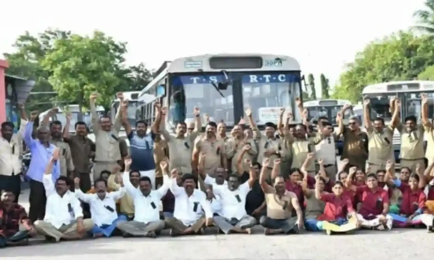 तेलंगाना : टीएसआरटीसी के कर्मचारियों ने राज्यपाल के खिलाफ विरोध-प्रदर्शन किया