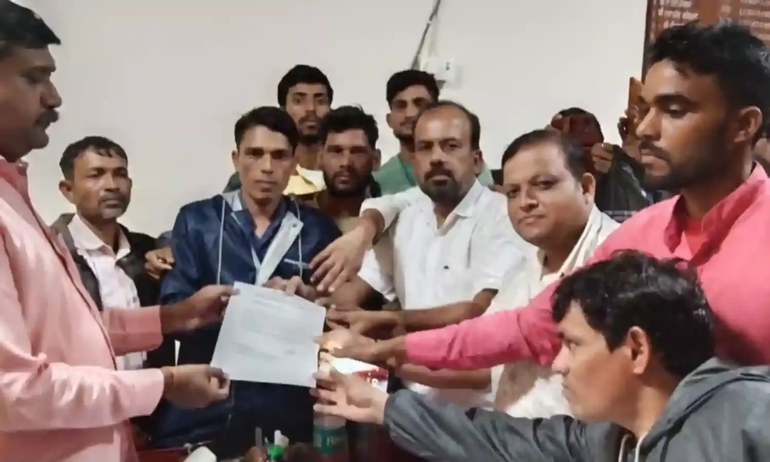 धान के भुगतान की मांग लेकर डीएमओ कार्यालय पर पहुंचे संतप्त किसान
